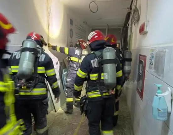 Incendiu la Spitalul Județean Reșița: fum dens, Planul Roșu activat și pacienți evacuați