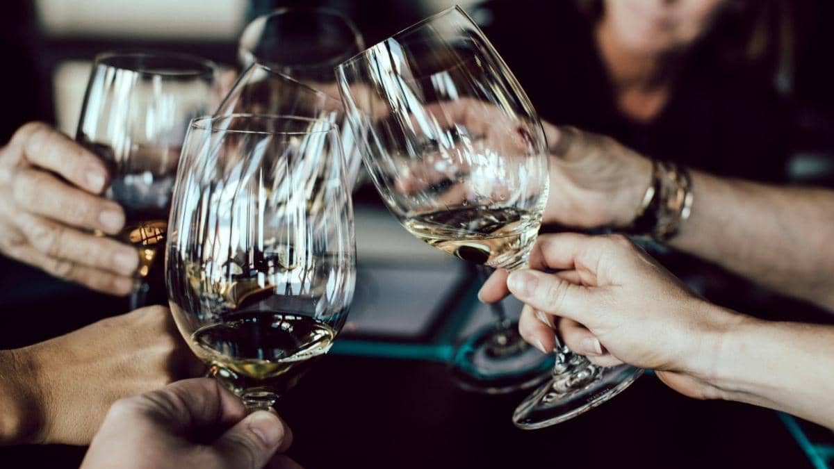 Persoanele în vârstă, în special femeile, consumă din ce în ce mai mult alcool