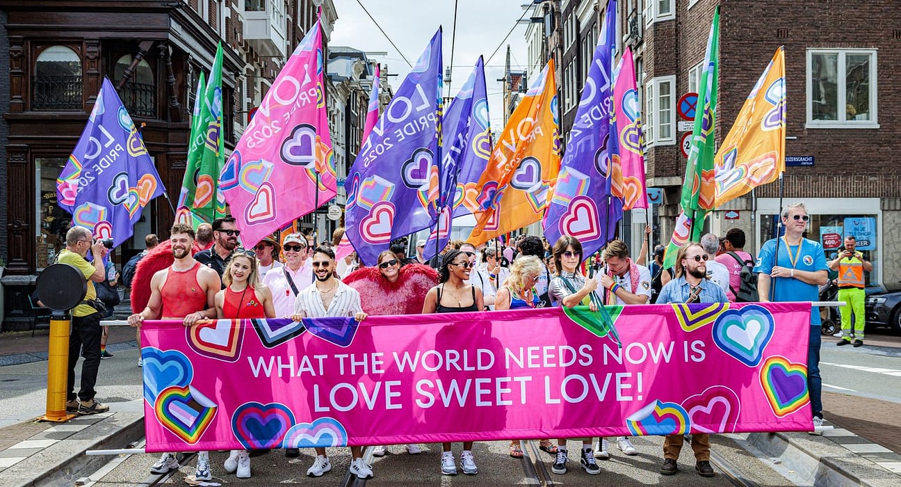 „Make America Gay Again”. Atmosferă festivă și mesaje politice la marșul Pride din Amsterdam