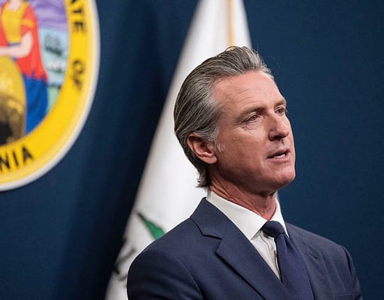 Guvernatorul Californiei cere instanței să nu permită administrației Trump să folosească trupe în raziile la imigranți