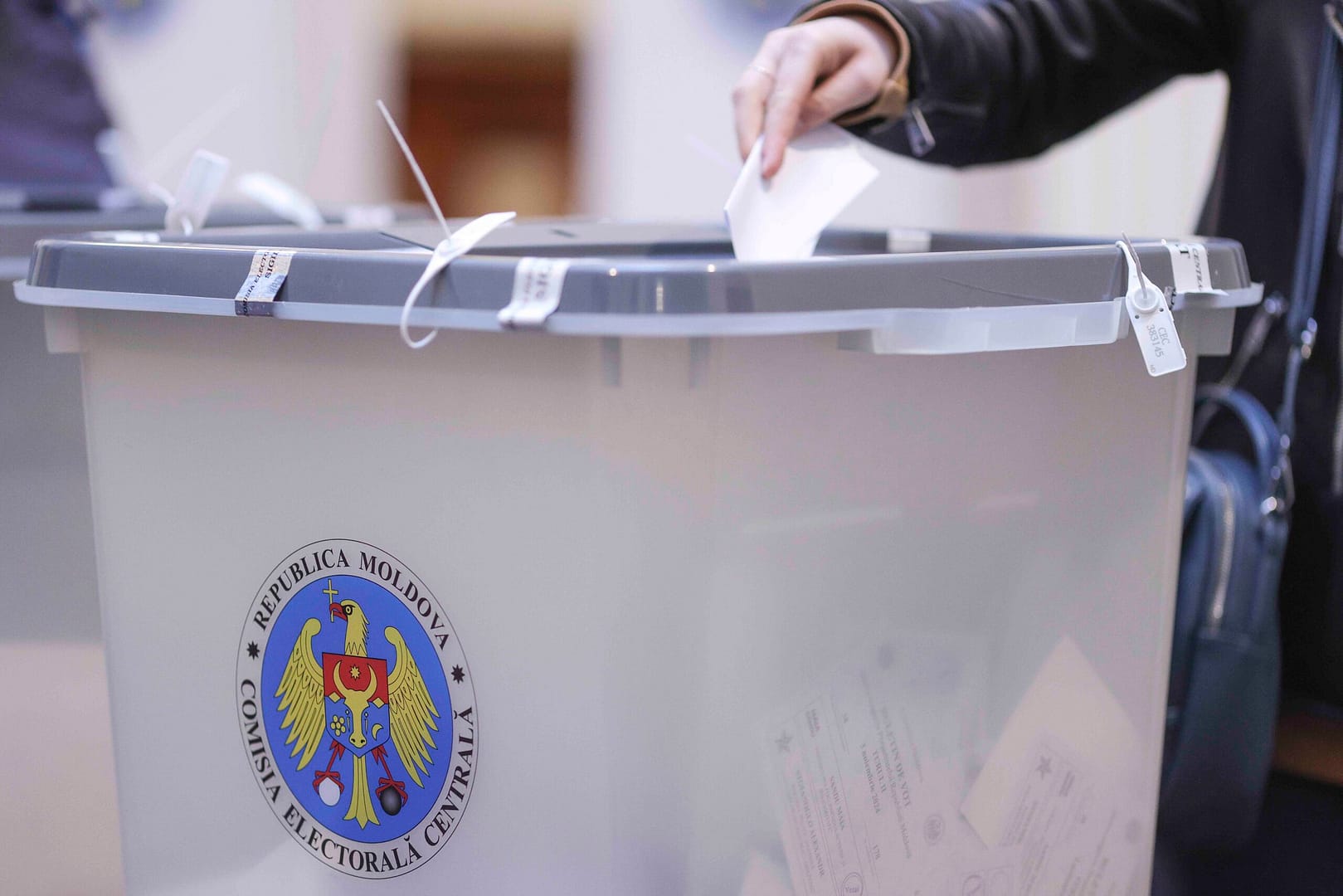Sondaj în Republica Moldova: PAS conduce în opțiunile de vot, dar bătălia cu partidele pro-ruse se duce pentru aproape o treime din electorat