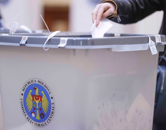 Sondaj în Republica Moldova: PAS conduce în opțiunile de vot, dar bătălia cu partidele pro-ruse se duce pentru aproape o treime din electorat
