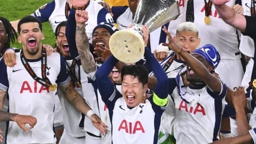 Heung-Min Son, în momentul ridicării cupei