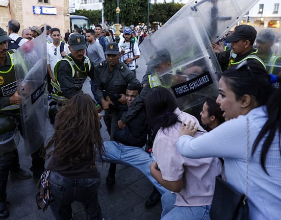 VIDEO Proteste de amploare în Maroc. Poliția a făcut sute de arestări/ Cupa Mondială la fotbal, printre cauzele revoltei