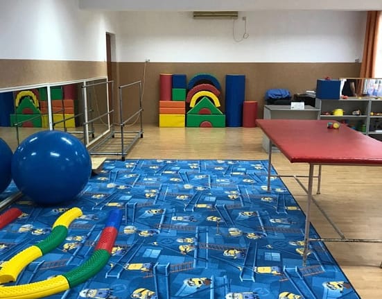 Cu natalitatea aflată la record negativ, Guvernul a aprobat deblocarea a peste 300 de posturi pentru creşele construite prin PNRR