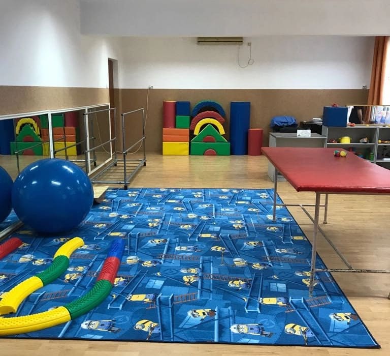 Cu natalitatea aflată la record negativ, Guvernul a aprobat deblocarea a peste 300 de posturi pentru creşele construite prin PNRR