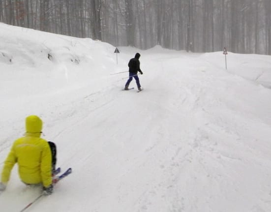 Stațiunea unicat din România, unde drumul închis devine pârtie. În lipsa zăpezii, a primit o nouă utilitate