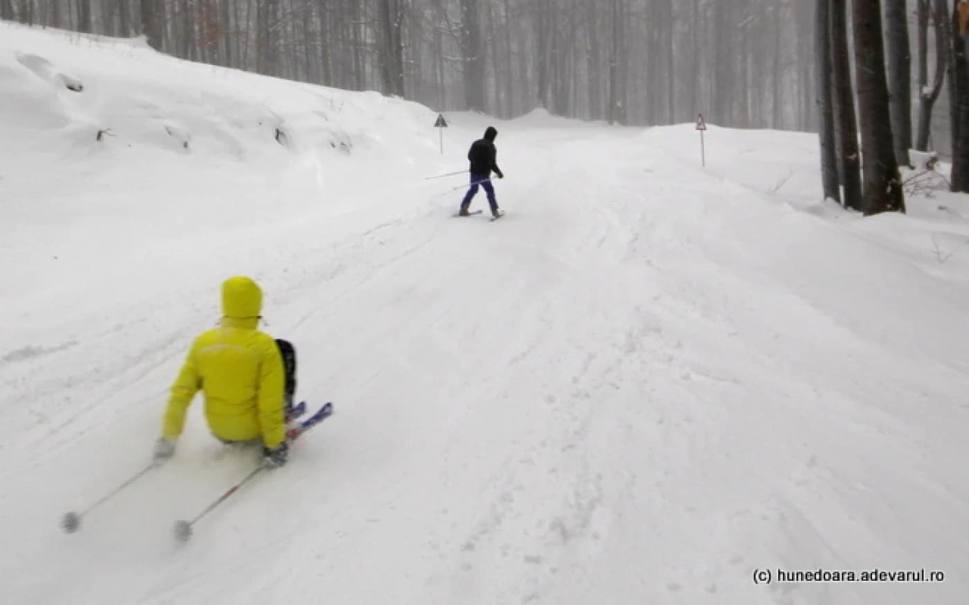 Localnicii așteaptă să schieze din nou pe drumul județean din Pasul Vâlcan. Foto: Daniel Guță
