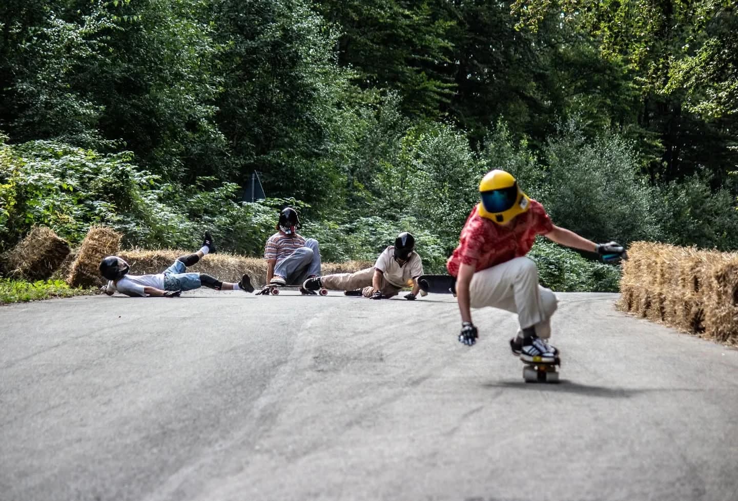 Competiție de longboard în Pasul Vâlcan. Foto: devastationlongboardcrew 