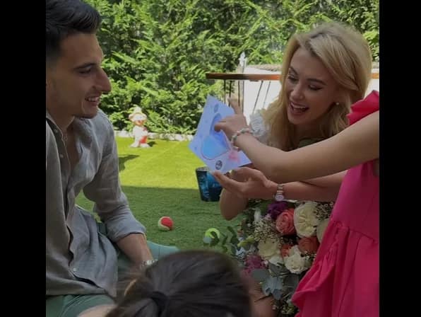 Victor și fetițele i-au făcut o surpriză. FOTO captură video Facebook