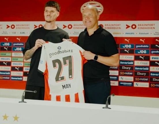 Gafa făcută de Dennis Man în momentul prezentării la PSV Eindhoven. Internaționalul și-a omis înaintașii