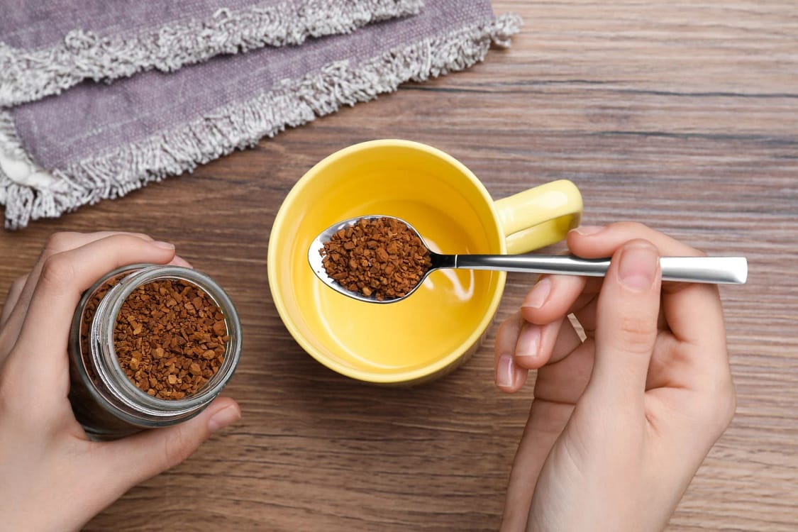 Cineva pregătește o cafea instant Foto Shutterstock