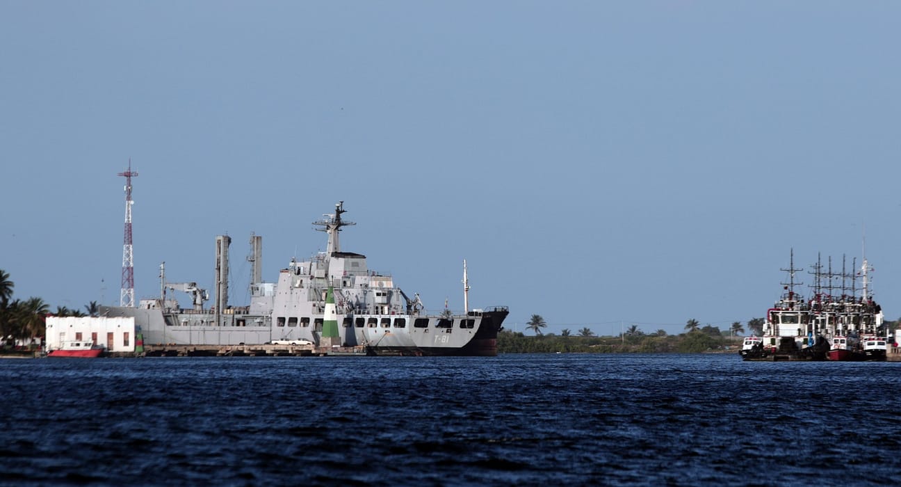 Războiul lui Trump contra narcotraficanților. Armata SUA are la bord doi supraviețuitori ai unei nave lovite în Caraibe