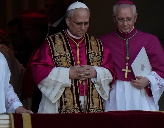 Papa Leon al XIV-lea apare pentru prima dată în fața credincioșilor din întreaga lume. Va rosti tradiționala rugăciune de la balconul Bazilicii Sfântul Petru