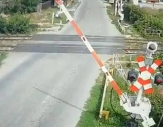 Șofer inconștient, filmat ocolind bariera coborâtă la o trecere la nivel cu calea ferată. Cum a fost sancționat