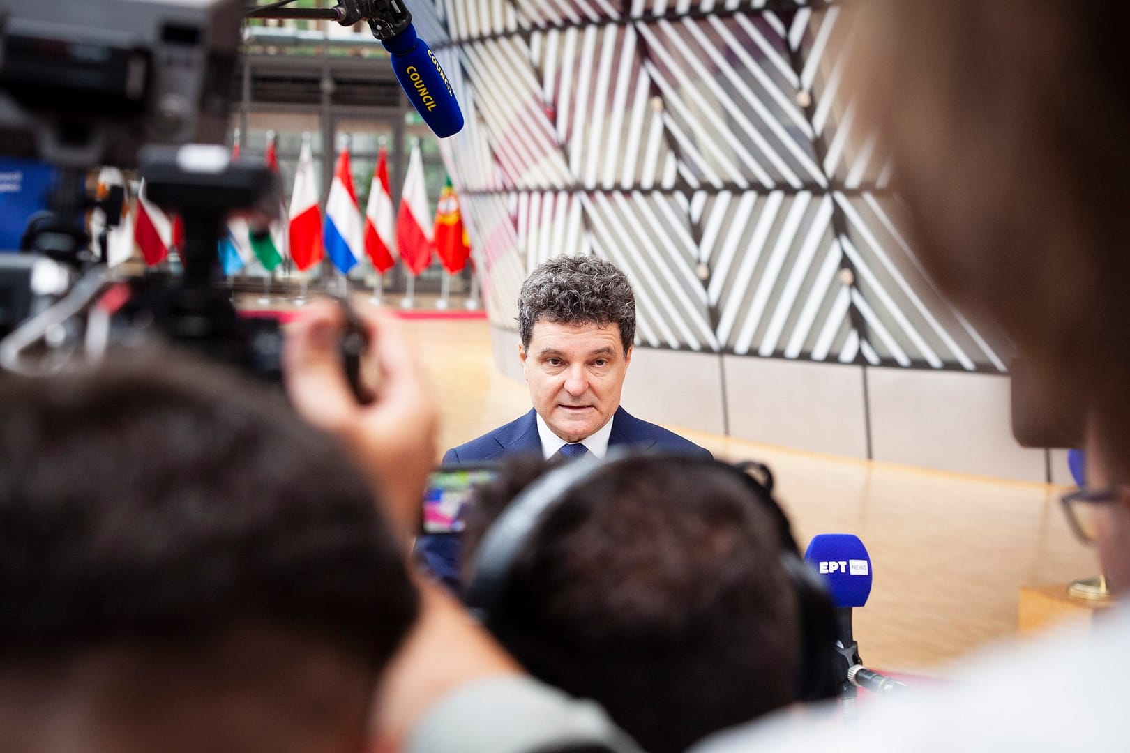 CORESPONDENȚĂ din Bruxelles. Ce a răspuns Nicușor Dan întrebat ce crede el ca fost olimpic la matematică, ajuns președinte în țara care taie bursele la olimpici