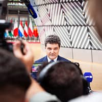 CORESPONDENȚĂ din Bruxelles. Ce a răspuns Nicușor Dan întrebat ce crede el ca fost olimpic la matematică, ajuns președinte în țara care taie bursele la olimpici