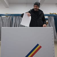 În ziua votului, un nou sondaj de opinie este anunțat pentru diseară. Rezultatele exit-poll la alegerile pentru Primăria Capitalei, prezentate în această seară pe Hotnews