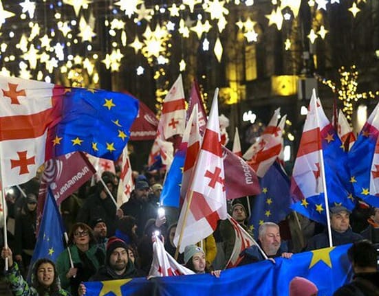Georgia fierbe: mii de protestatari în stradă, în timp ce partidul aflat la guvernare anunță victoria în alegeri. Poliția a folosit gaze lacrimogene