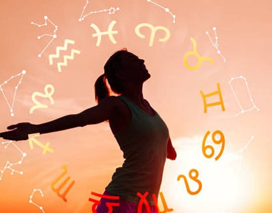 Trei zodii protejate de karma bună: Universul le răsplătește pentru bunătatea lor