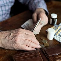 Pensionarii, îngenuncheați de măsurile de austeritate. Analist: „Statul ar fi trebuit să fie primul afectat de austeritate”
