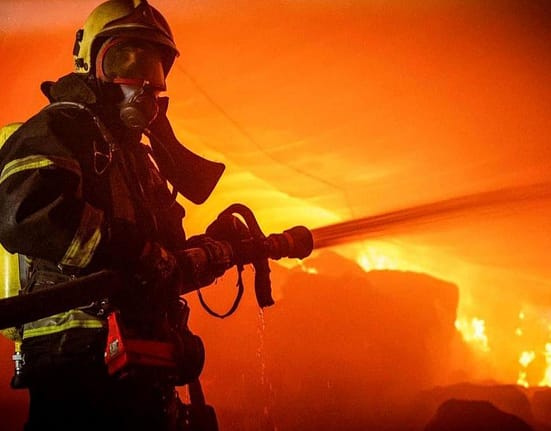 Incendiu uriaș la un adăpost de animale din localitatea Lupeni