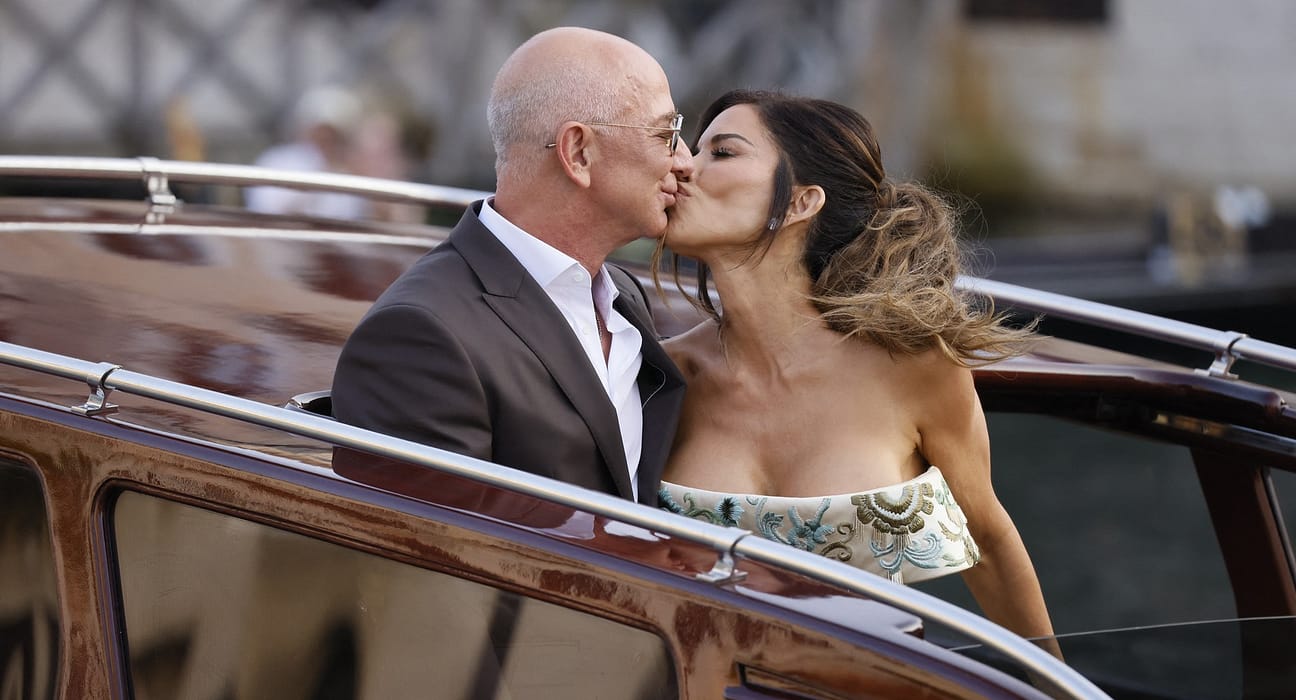 FOTO Jeff Bezos şi Lauren Sanchez s-au căsătorit. Mireasa a ales o rochie Dolce & Gabbana