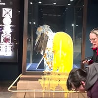 VIDEO Momentul în care patru tineri aruncă cu mâncare în vitrina în care este Coroana imperială. Turnul Londrei, închis temporar