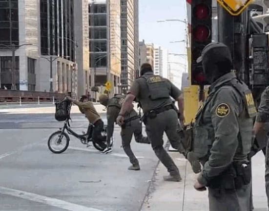 Momentul hilar în care mai mulți agenți au încercat, fără succes, să prindă un bărbat pe bicicletă