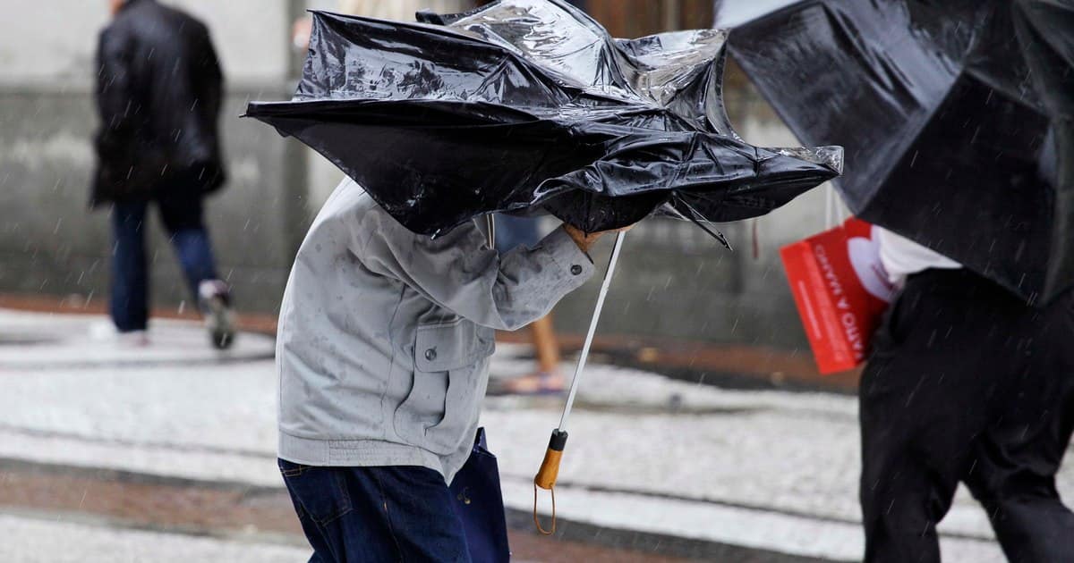 Două județe sub cod roșu de vreme severă. Frig, ploi, vânt și ninsori anunțate de meteorologi
