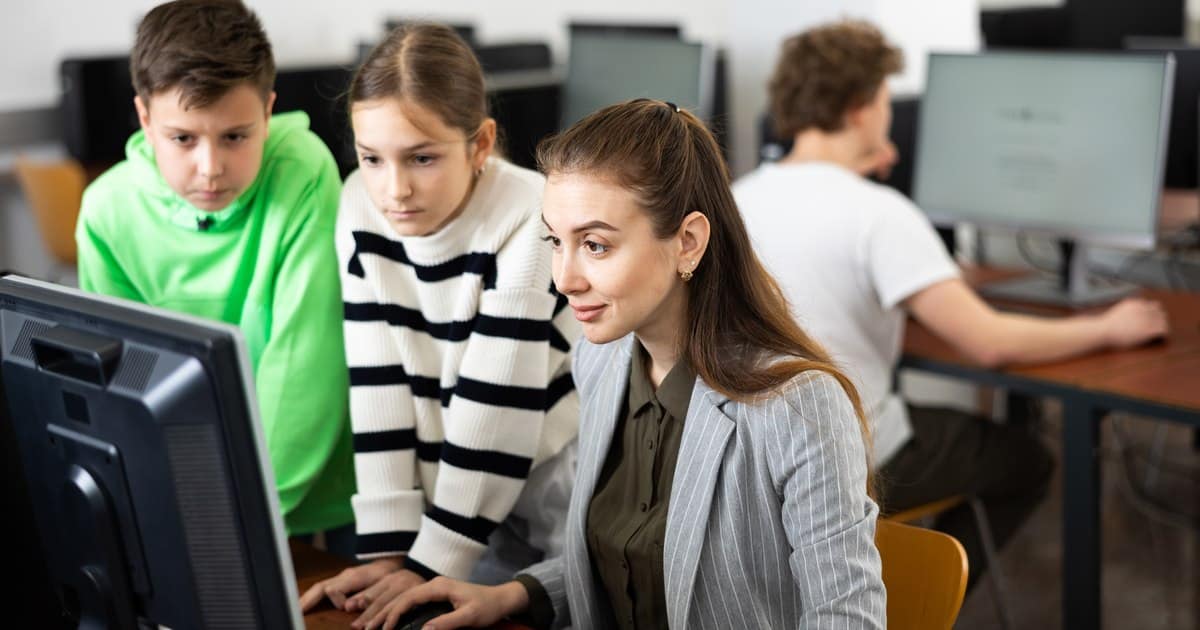 Investiție emoțională sau pregătire practică? Ce priorități au părinții români în educația copiilor ANALIZĂ