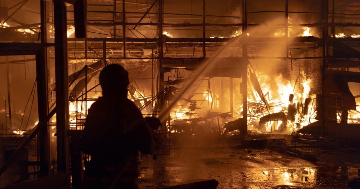 Atac aerian cu bombe ghidate asupra Harkovului: explozii și incendii devastatoare în două cartiere, 9 persoane au fost rănite