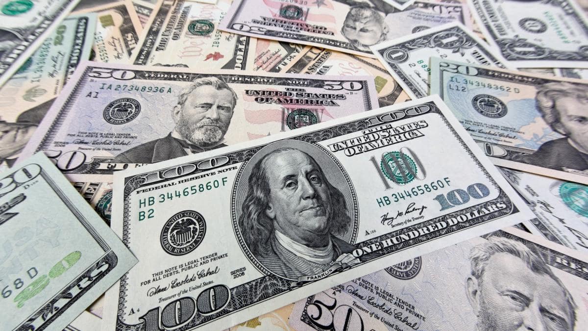 Leul a stagnat vineri în raport cu euro, dar a câştigat teren în faţa dolarului american