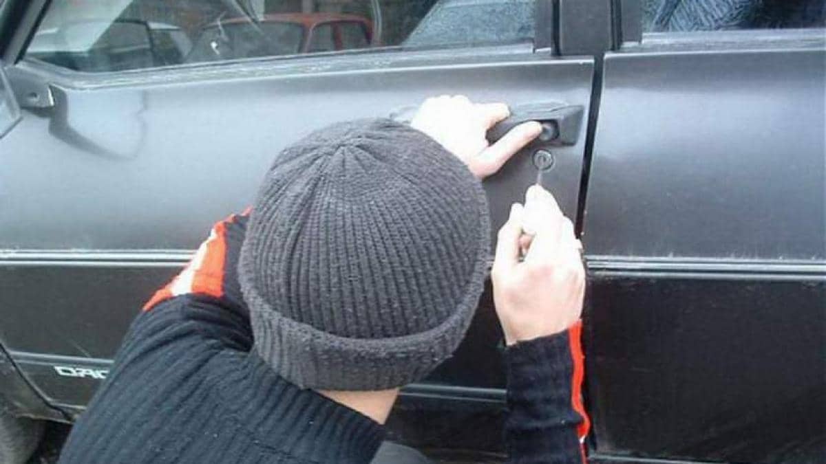 Trei tineri, doi dintre ei minori, cercetați pentru că au dat mai multe spargeri de autoturisme