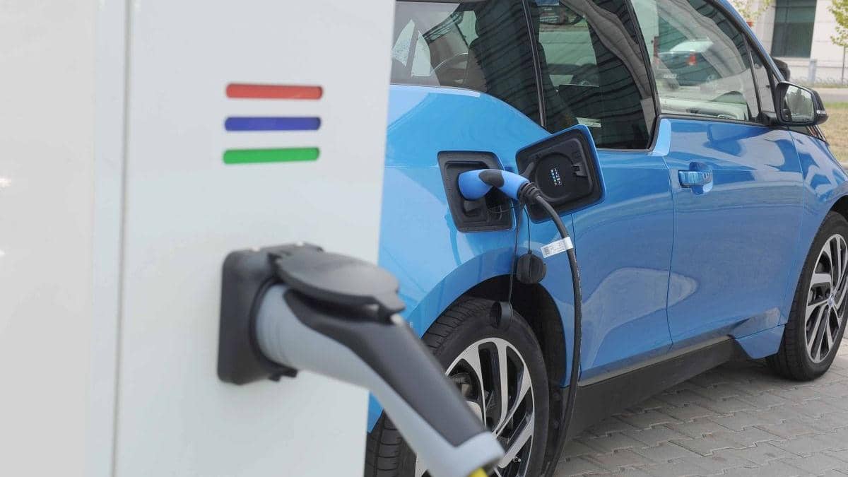 Rabla auto pentru instituții publice: Bugetul pentru electrice și hibrid s-a epuizat într-un timp record