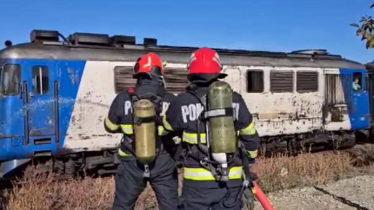 Incendiu izbucnit la locomotiva unui tren de pasageri de pe ruta Baia Mare-București