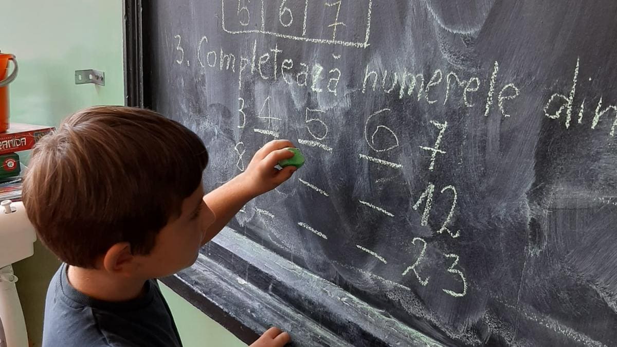 La 8 ani a dat deja Bacalaureatul. Cine este băiețelul minune?