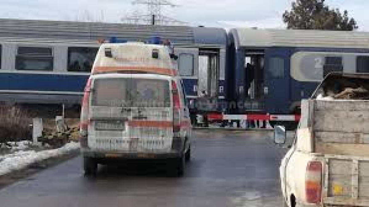 Accident feroviar în Botoșani: Trafic oprit după ce o mașină a fost lovită de tren