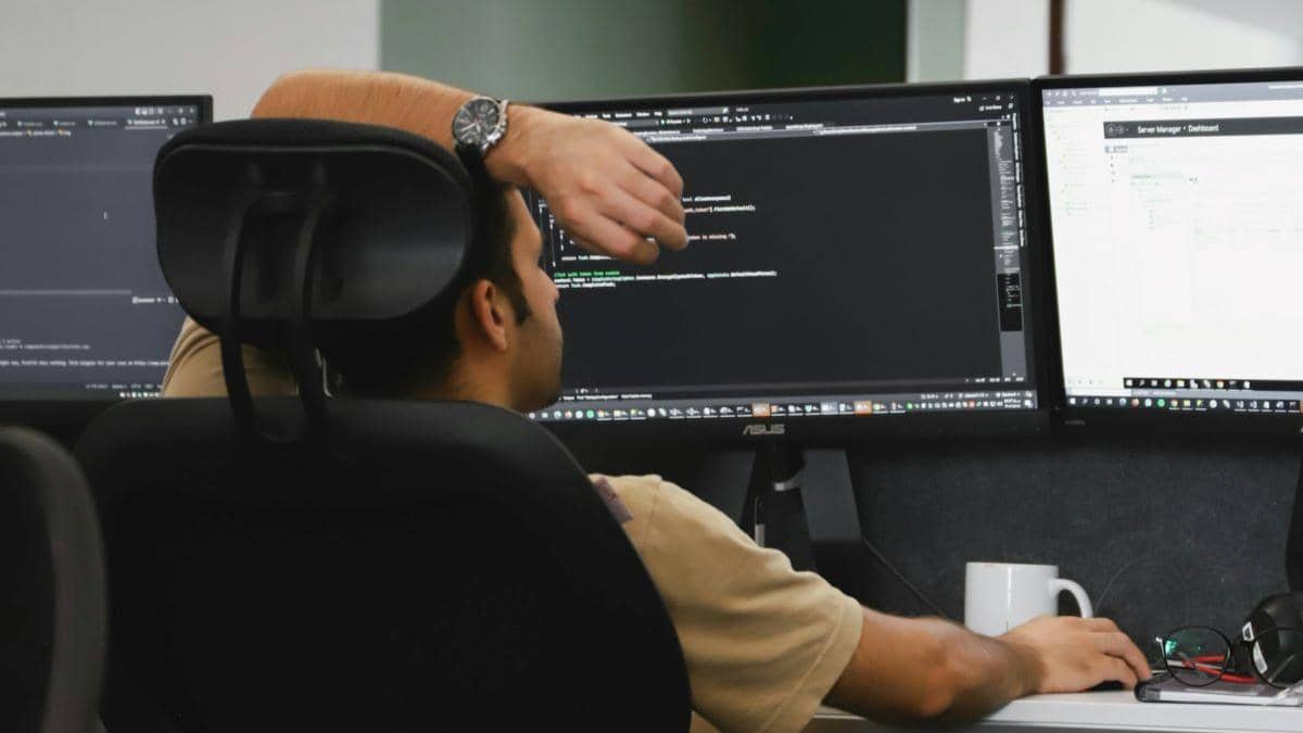 Cartea de identitate electronică, păzită cu SUV-ul