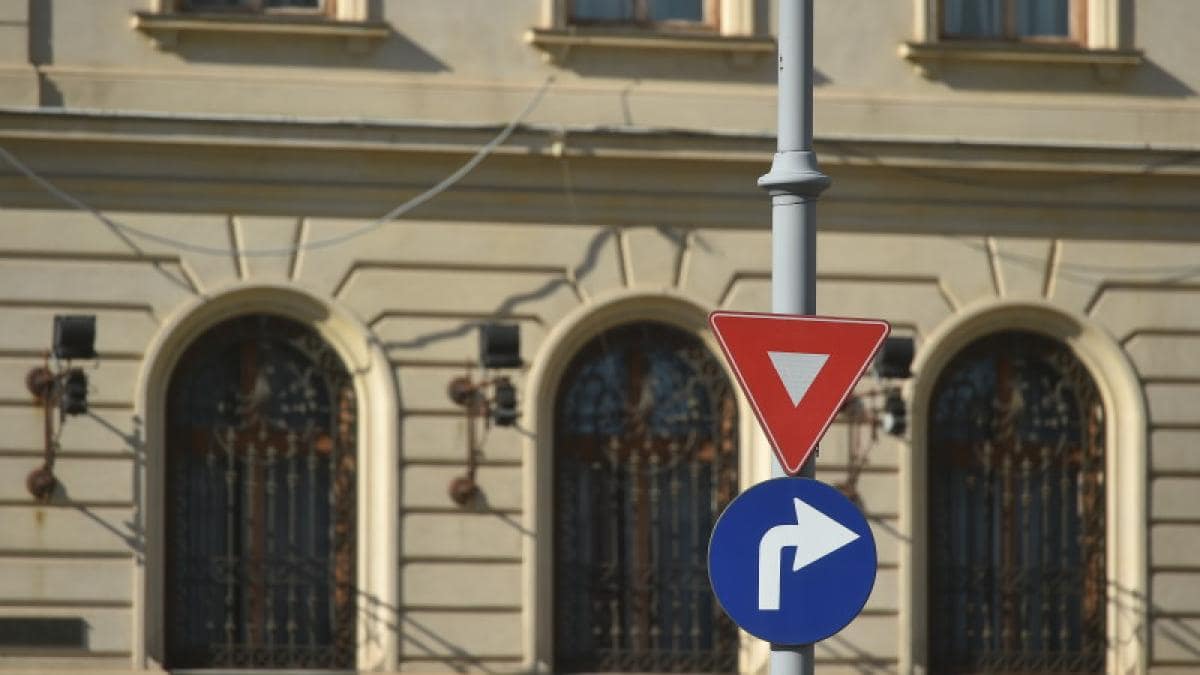 Cum au apărut indicatoarele rutiere: le folosim zilnic, dar puțini le cunosc istoria