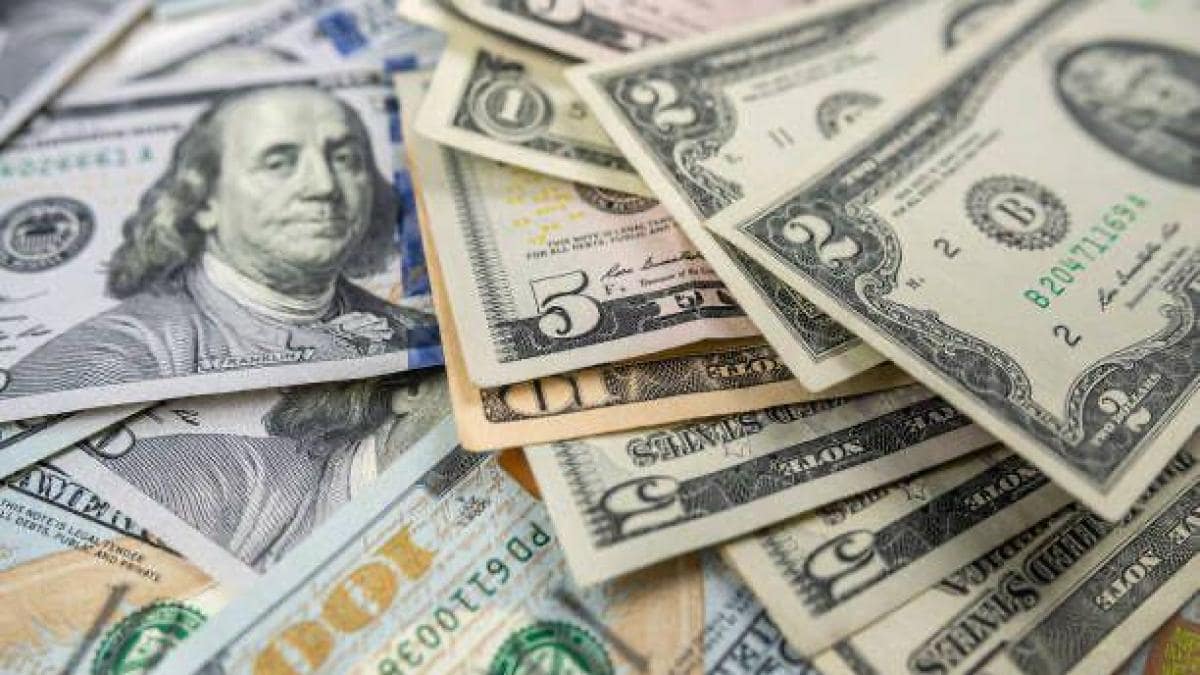 Leul s-a depreciat, miercuri, în raport cu euro, dar a crescut faţă de dolarul american. Aurul, la o nouă valoare-record