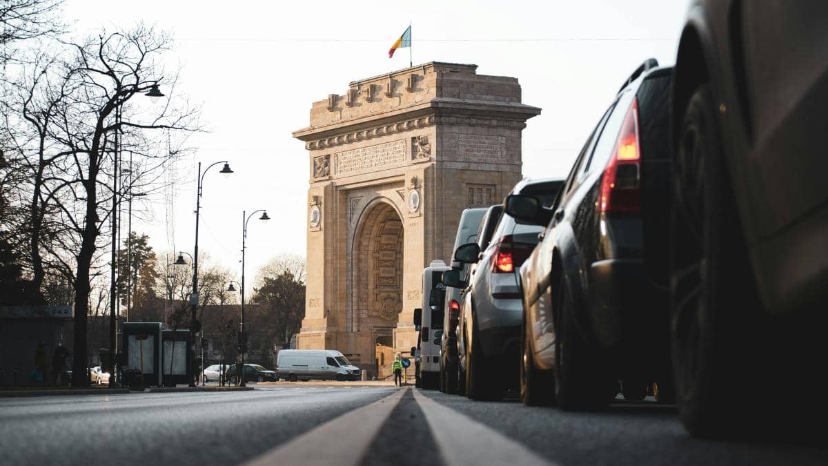 România, plină de mașini scumpe și oameni bogați. Economistul Adrian Negrescu spune care e, de fapt, realitatea