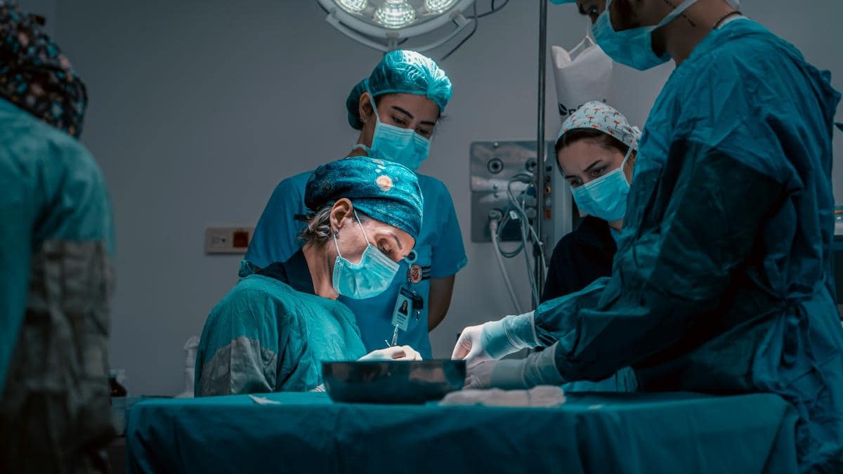 Operația de hernie: durată, recuperare și avantajele chirurgiei robotice. Aflăm totul de la Dr. Teodor Buliga (SANADOR)