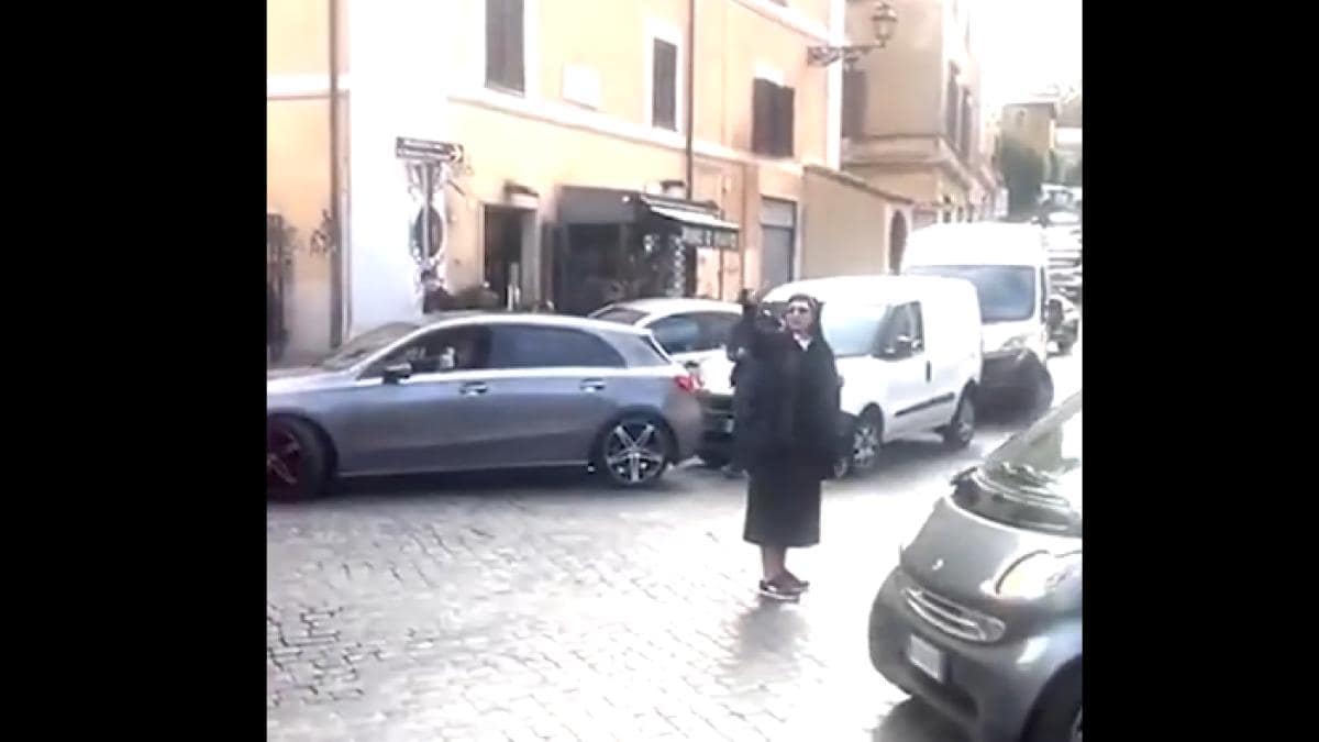 Emilia Jitaru, călugărița din România ce a devenit virală la Roma. Dirijează traficul ca un polițist adevărat (VIDEO)