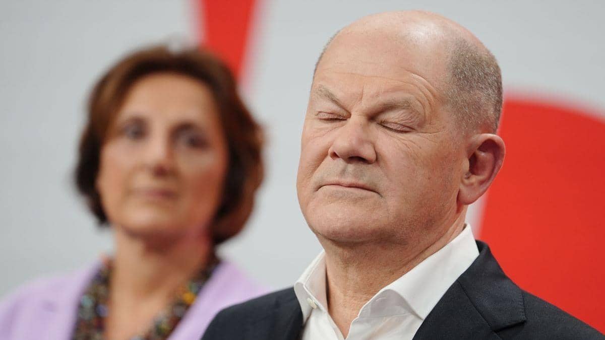 Olaf Scholz a fost destituit oficial, dar rămâne cancelar până la formarea noului guvern
