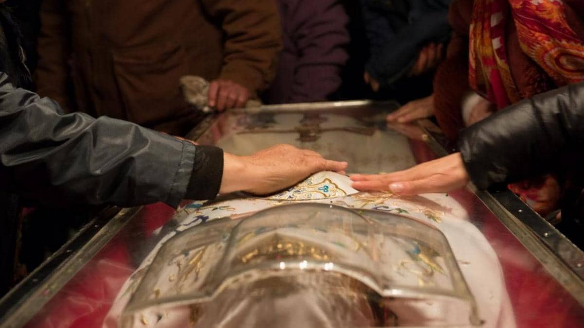 Limba română: Ce înseamnă cuvântul „evlavios”?