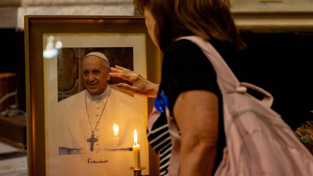 Guvernul declară sâmbătă zi de doliu naţional în memoria Papei Francisc