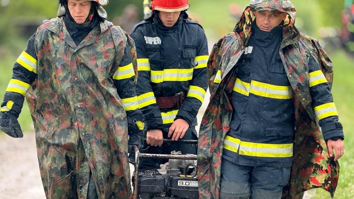 Sute de persoane evacuate și mai multe drumuri și căi ferate afectate în urma condițiilor meteo
