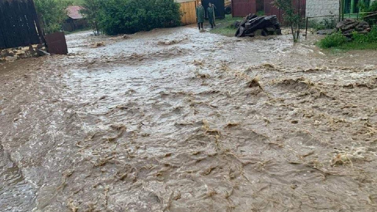 Cod galben de inundații pe râuri din 18 judeţe, până marţi dimineaţa