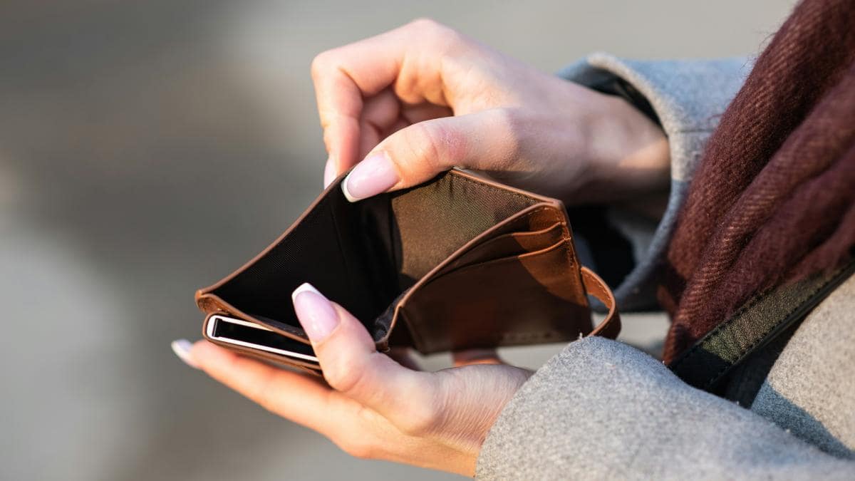 O tânără româncă trage un semnal de alarmă: „Mă chinui de la un salariu la altul, deși am studii superioare”